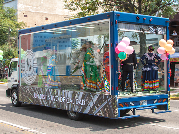 Apa Vip Vitrina M�vil de Cristal en Tepic Tequila El Patriarca Desfile